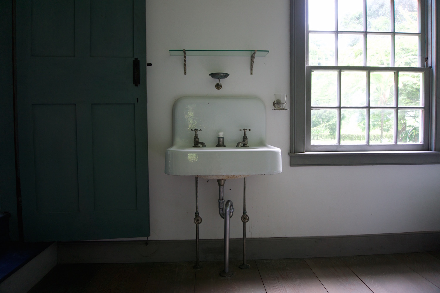 Bathroom sink