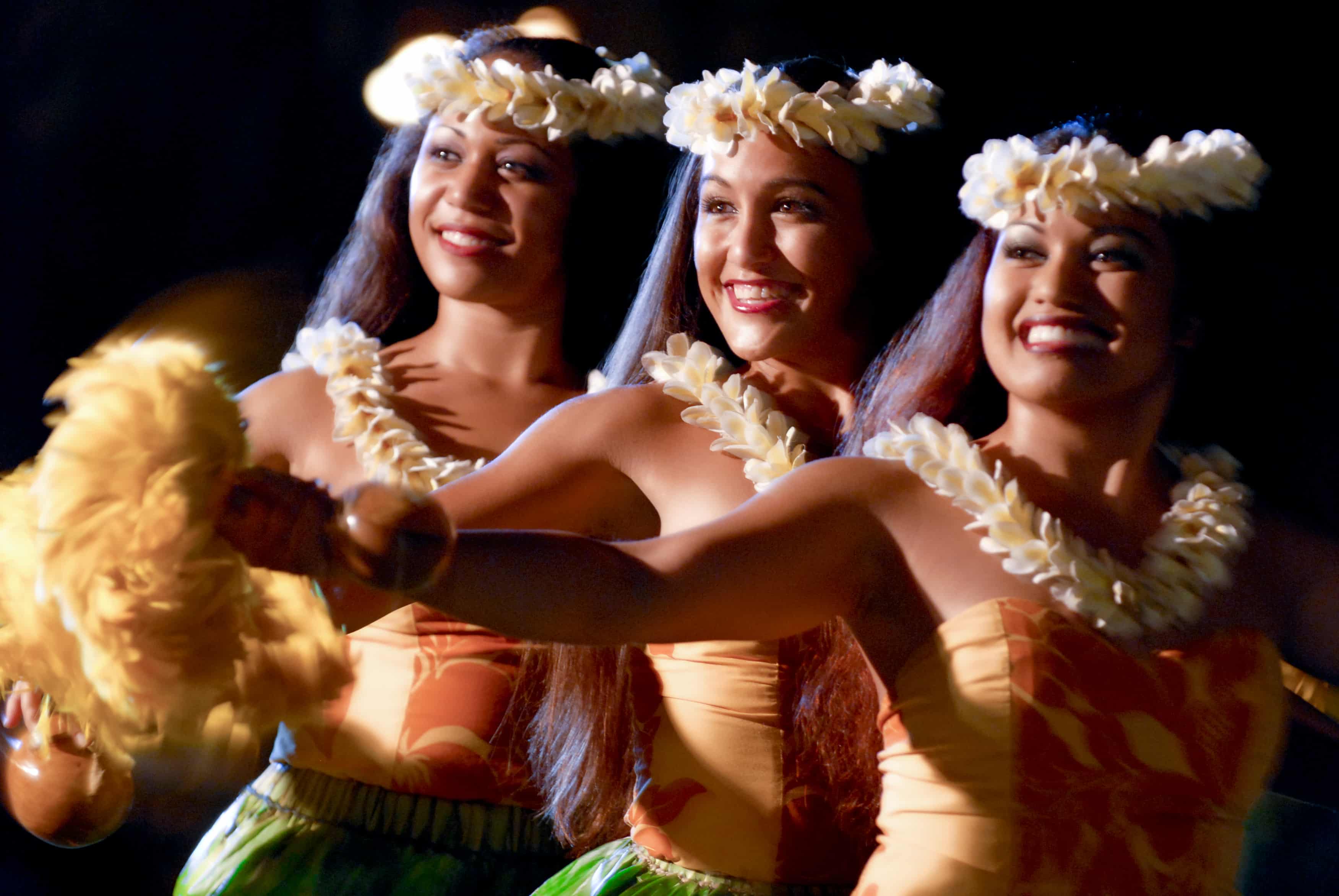 maui hula luau dancers